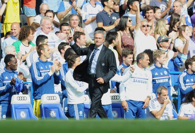 Rientro da pelle d'oca per Jos Mourinho sulla panchina dei Blues, con l'intero stadio in piedi al suo ingresso in campo prima della partita con l'Hull City a cantare 